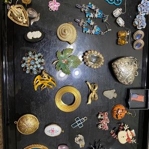 Lot of Beautiful vintage jewelry.